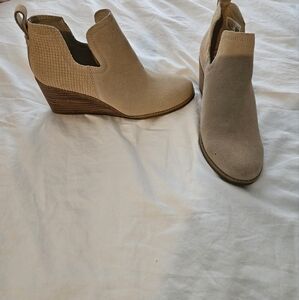 TOMs wedge booties 7.5
